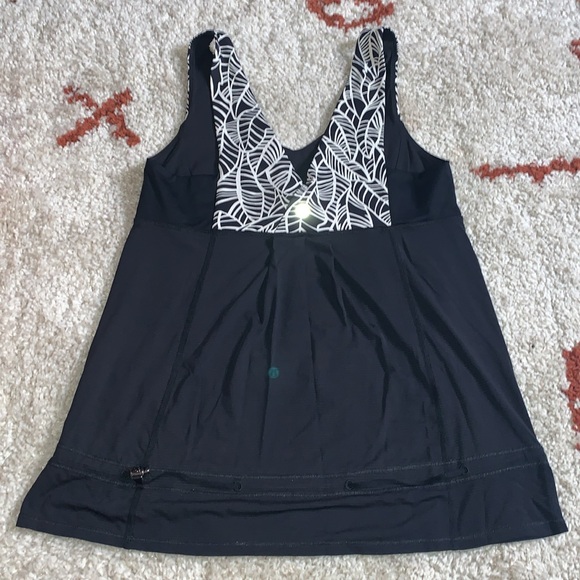 Lululemon- Hustle & Bustle Tank- B&W Palm fronds- Sz 10 - Picture 4 of 15